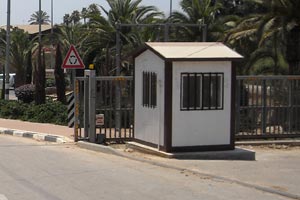 שער לרכב וביתן שומר במושב גן השומרון